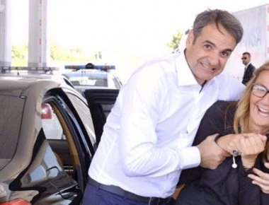 Ο Κυριάκος Μητσοτάκης πνίγει τη σύζυγό του Μαρέβα! (φωτό)